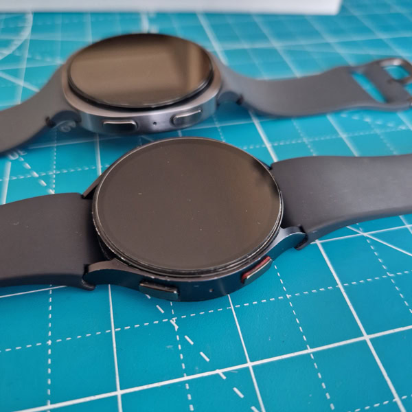 Samsung Galaxy Watch 8 et Galaxy Watch 6 posées côte à côte sur un tapis de découpe