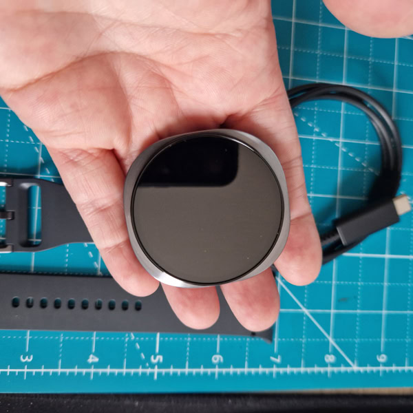 Samsung Galaxy Watch 8 44mm tenue en main, vue de face