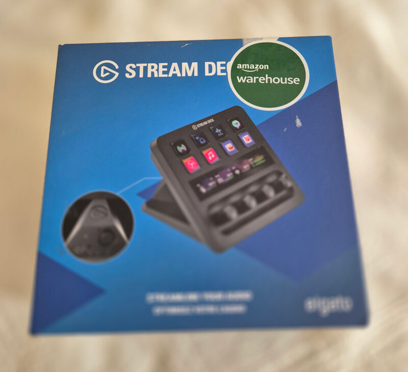 Boîte du Stream Deck+ avec sticker Amazon Warehouse, reçue en très bon état malgré le reconditionnement