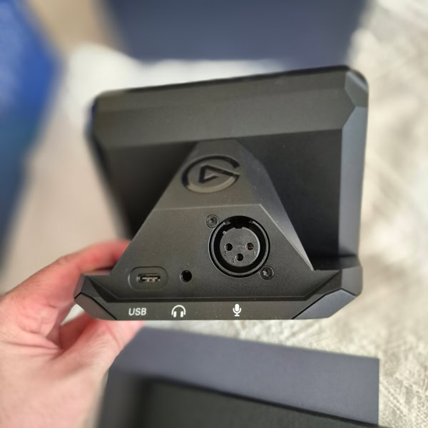 Connectiques arrière du Stream Deck+ : port USB-C, jack casque 3,5 mm et entrée XLR pour microphone