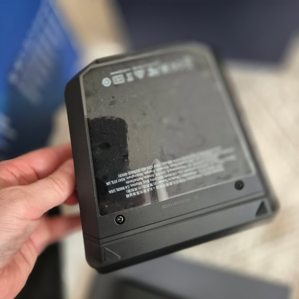 Dessous du Stream Deck+ avec l'étiquette technique et les informations de certification
