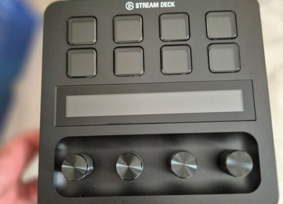 Face avant du Stream Deck+ avec ses huit boutons LCD, sa barre tactile et ses quatre molettes rotatives