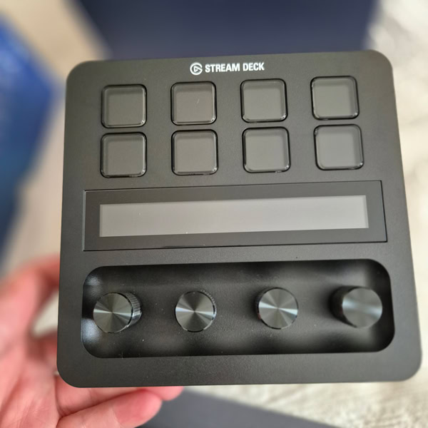 Face avant du Stream Deck+ avec ses huit boutons LCD, sa barre tactile et ses quatre molettes rotatives