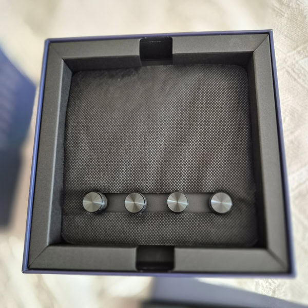 Les quatre molettes rotatives du Stream Deck+ xlr vues de dessus dans leur calage de protection