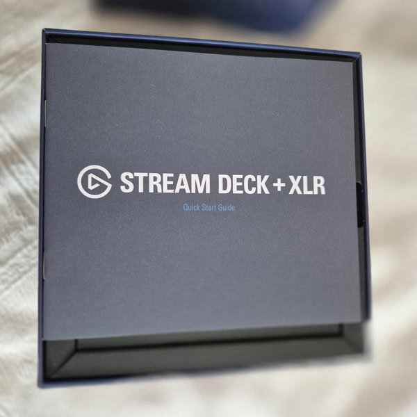 Intérieur de la boîte du Stream Deck+ XLR avec le guide de démarrage rapide Elgato