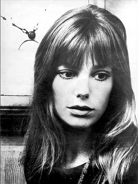 Portrait en noir et blanc de Jane Birkin dans les années 1970.
