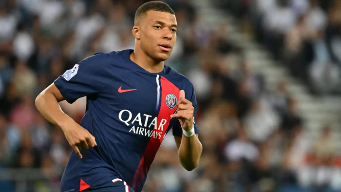 Kylian Mbappé sous le maillot du PSG pendant un match de football.