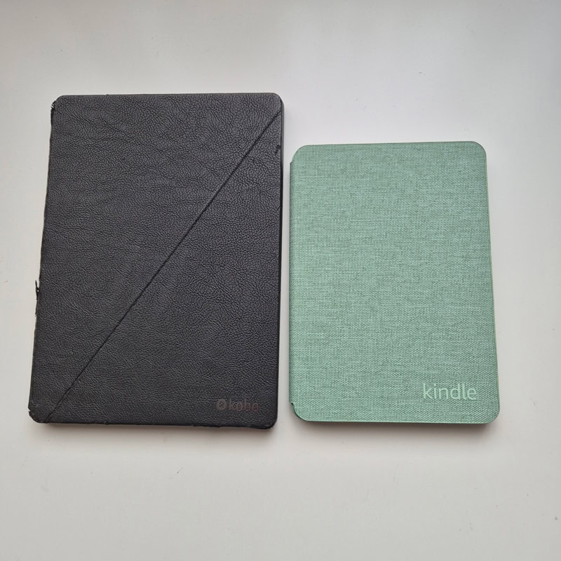 Comparaison de taille entre une Kobo Aura One et une Kindle 11e génération