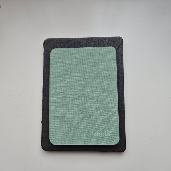 Kindle 6 pouces posée sur une Kobo Aura One pour comparer leur taille