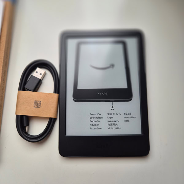 Kindle 11e génération 16 Go avec son câble USB-C lors du déballage