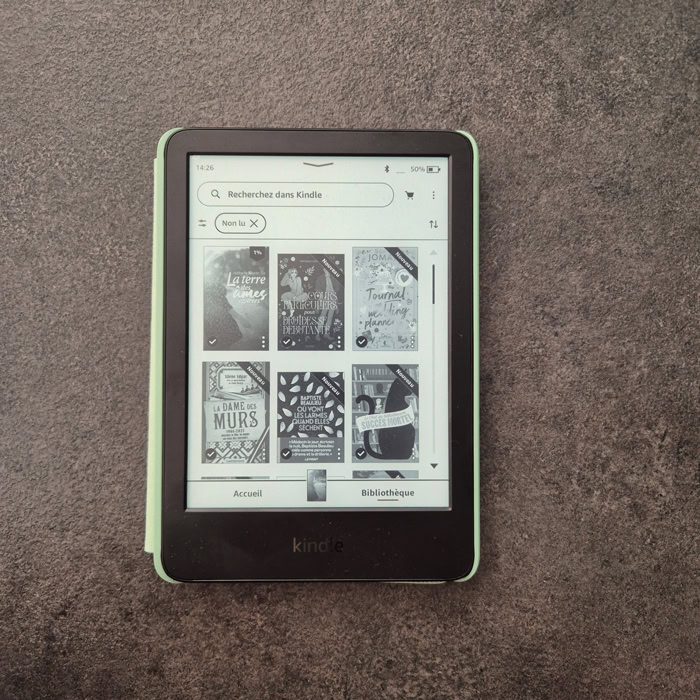 Ma Kindle 11e génération avec ma bibliothèque d'ebooks affichée