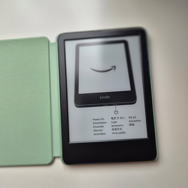 Kindle 11e génération installée dans son étui vert d’eau ouvert