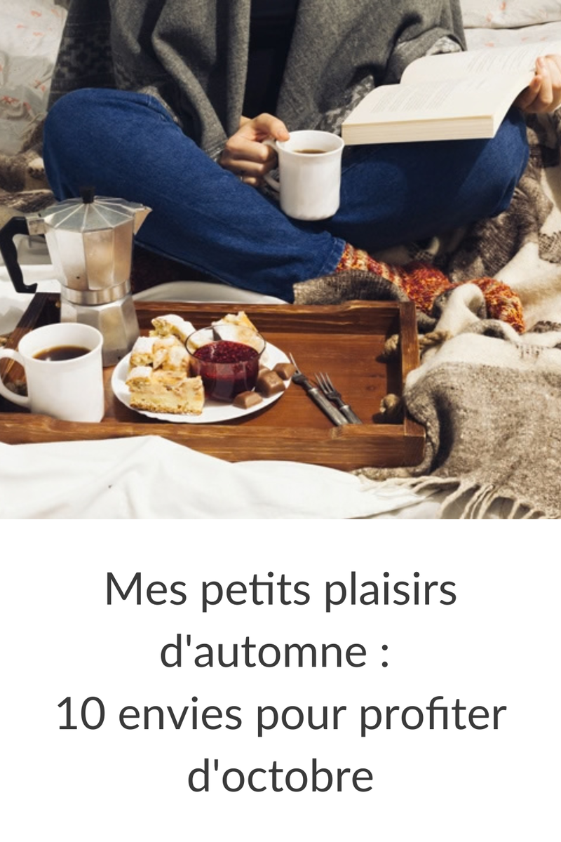 Épingle Pinterest avec une personne lisant sous un plaid, une tasse chaude et le titre « Mes petits plaisirs d'automne : 10 envies pour profiter d'octobre ».